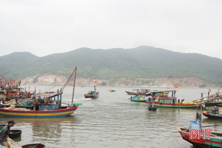 Tàu thuyền Hà Tĩnh tấp nập ra khơi những ngày nghỉ lễ