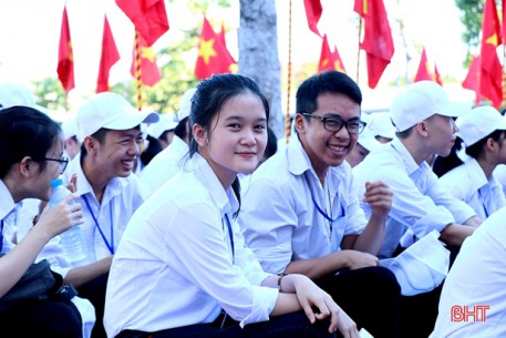 Hà Tĩnh nắng nóng trong ngày học sinh trở lại trường