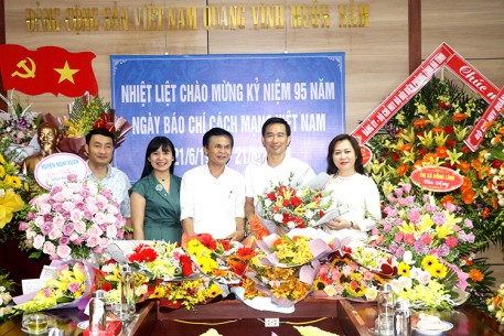 Lãnh đạo Văn phòng Điều phối NTM tỉnh chúc mừng Đài phát thanh và Truyền hình Hà Tĩnh