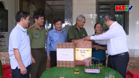 Chủ tịch UBND tỉnh thăm và tặng quà một số gia đình chính sách tại Hương Khê
