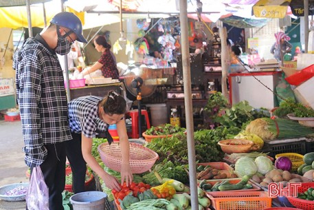 Nắng nóng kéo dài, rau xanh tại các chợ dân sinh ở Hà Tĩnh “đắt đỏ”!