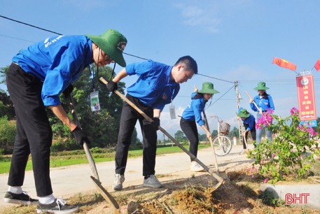 Sinh viên Hà Nội dành ngày nghỉ hè làm nông thôn mới tại nơi nóng nhất Hà Tĩnh
