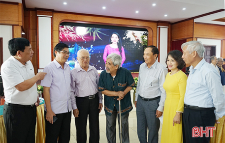 UBND tinh Ha Tinh ban hanh The le Giai thuong Van hoc Nghe thuat Nguyen Du lan thu VII