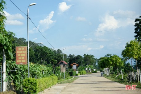 Thăm khu dân cư kiểu mẫu dưới chân dãy núi Thiên Nhẫn