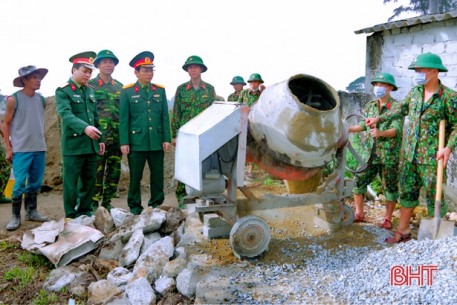 Bộ đội “3 cùng” với Nhân dân Hà Tĩnh xây dựng nông thôn mới