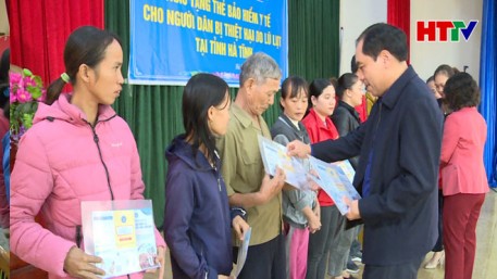 BHXH Việt Nam tặng 250 thẻ BHYT cho người dân Hà Tĩnh