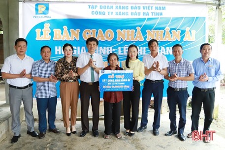 Công ty Xăng dầu Hà Tĩnh hỗ trợ 240 triệu đồng xây dựng nhà nhân ái và thiết bị dạy học tại Hương Khê
