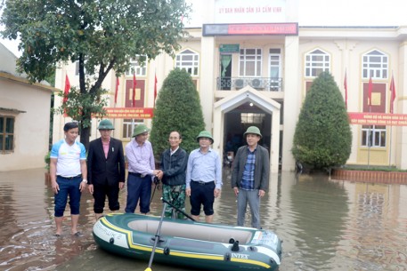 Văn phòng Điều phối nông thôn mới tỉnh hỗ trợ thuyền hơi cho các xã bị ngập lũ