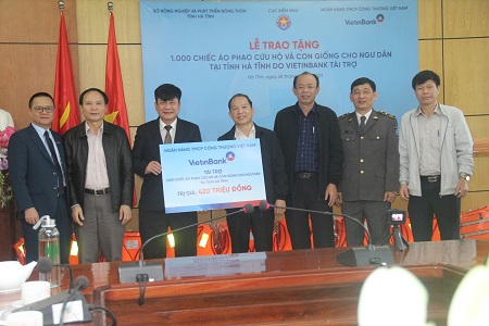 Lễ tiếp nhận phao cứu trợ và con giống thủy sản.