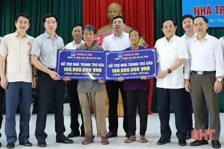 Tài trợ 200 triệu đồng xây nhà tránh trú bão cho hộ nghèo TX Kỳ Anh