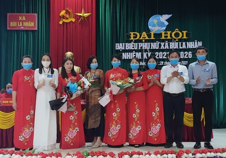 Phụ nữ Bùi La Nhân phấn đấu xây dựng tổ chức Hội vững mạnh.