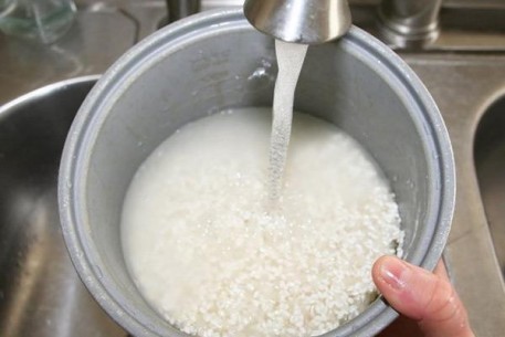 Nấu cơm bằng nước lạnh, thói quen tai hại nhiều người mắc