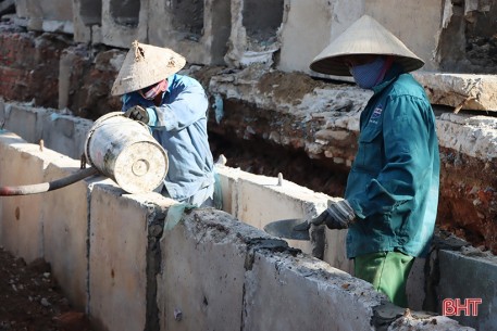 Vượt dịch, duy trì nhịp độ thi công các công trình trọng điểm ở Cẩm Xuyên