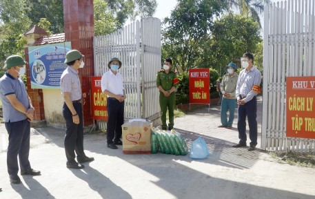 Chánh Văn phòng Điều phối nông thôn mới tỉnh kiểm tra, tặng quà cho lực lượng chống dịch tại huyện Nghi Xuân