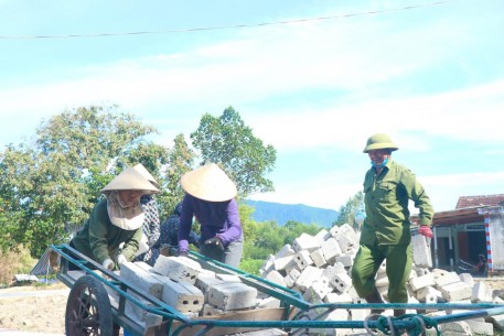 Hơn 100 đoàn viên công đoàn UBND các xã trong toàn huyện giúp xã miền núi Kỳ Anh làm nông thôn mới