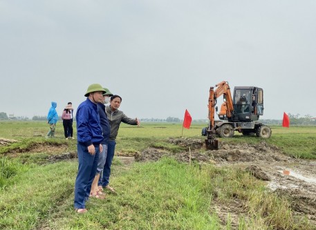Thạch Kênh tiếp tục ra quân phá bờ thửa nhỏ hình thành cánh đồng lớn