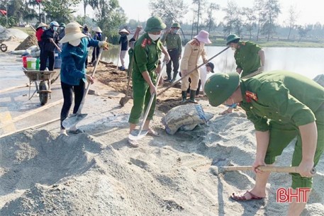 Công an Nghi Xuân giúp dân xây dựng nông thôn mới