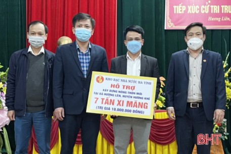 Kho bạc Nhà nước Hà Tĩnh tặng quà gia đình chính sách, hỗ trợ xây nông thôn mới