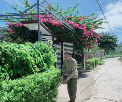 Để làm gương, Anh Ngô Đức Thống đã tiên phong trao xây dựng vườn mẫu đầu tiên của thôn Lâm Giang