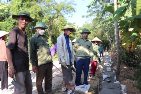 Bí thư Huyện ủy Bùi Nhân Sâm kiểm tra động viên phong trào tại xã Sơn Trung