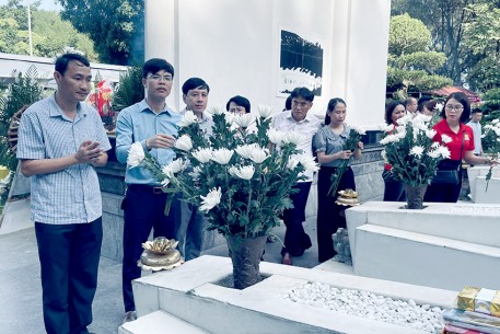 Công đoàn Văn phòng Điều phối NTM tỉnh tổ chức các hoạt động đền ơn đáp nghĩa nhân kỷ niệm 77 năm ngày thương binh, liệt sỹ