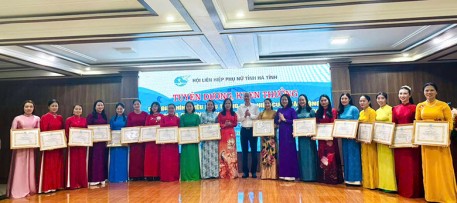 Khen thưởng 36 tập thể và 24 cá nhân tiêu biểu “xây dựng gia đình 5 không, 3 sạch”