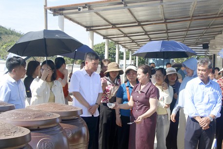 Chia sẻ kinh nghiệm xây dựng nông thôn mới với đoàn công tác xã Văn Quan, tỉnh Lạng Sơn
