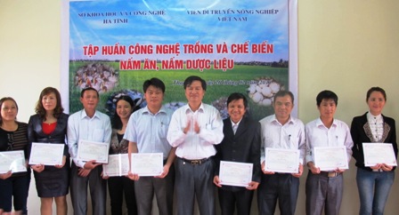 Bế giảng lớp tập huấn trồng và chế biến nấm ăn, nấm dược liệu