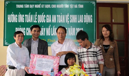 Văn phòng Điều phối NTM Tỉnh: Tặng quà học sinh và giáo viên khuyết tật