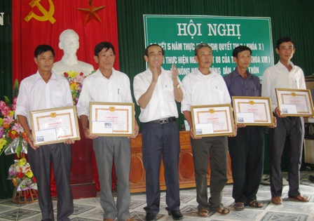 Chuyện làng, chuyện xã Bệnh ... thành tích