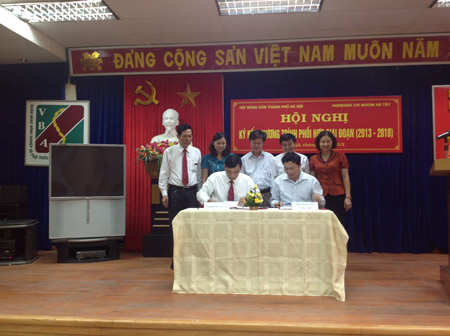Lãnh đạo Hội ND Hà Nội và Agribank ký kết chương trình phối hợp giai đoạn 2013-2018
