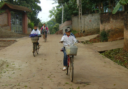 Đường làng ngõ xóm ở xã Thượng Nông cơ bản đã được bê tông hóa rộng rãi, sạch đẹp.