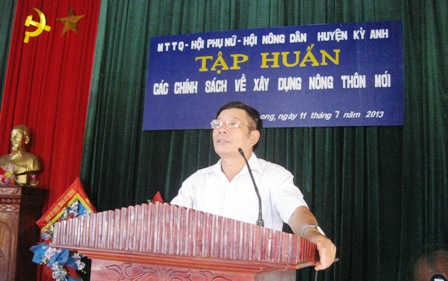 Đ/c Hoàng Văn Bẹ - HUV, Chủ tịch MTTQ huyện phát biểu tại lớp tập huấn