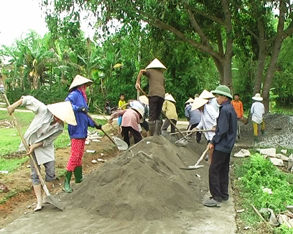 Người dân xã Đức Hương làm đường GTNT