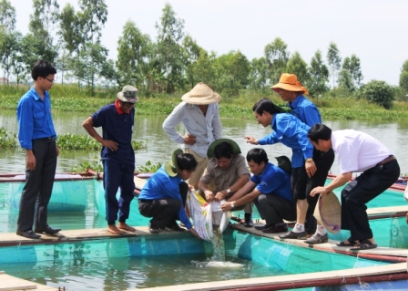 Thanh niên Hoàng Văn Tạo với mô hình “Nuôi cá lồng bè”