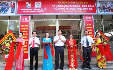 Đại diện lãnh đạo Ban Tuyên giáo Tỉnh ủy, Văn phòng điều phối Chương trình NTM tỉnh và Hội liên hiệp Văn học Nghệ thuật tỉnh cắt băng khai mạc triển lãm ảnh