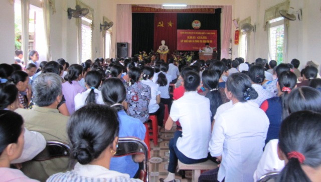 Vũ Quang: Khai giảng lớp dạy nghề kỹ thuật chăn nuôi gà