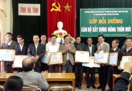 Lãnh đạo UBND huyện trao giấy khen cho các học viên xuất sắc