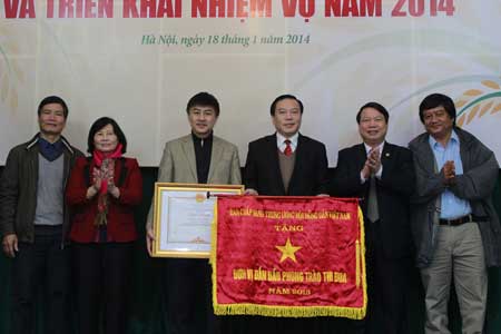 Lãnh đạo T.Ư Hội Nông dân Việt Nam trao Bằng khen của Thủ tướng Chính phủ và Cờ Thi đua của T.Ư Hội Nông dân Việt Nam cho tập thể CBCNV Báo NTNN sáng 18.1.2014.