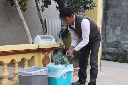 Anh Hòa phân loại rác thải.