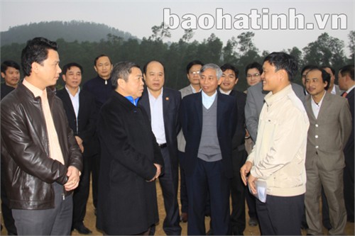 Chủ tịch UBND tỉnh Võ Kim Cự: Chính quyền xã Kỳ Hưng và huyện Kỳ Anh cần thể hiện rõ vai trò, trách nhiệm cán bộ trong chỉ đạo, thực hiện xây dựng NTM; quan tâm, đầu tư hơn nữa đến việc phát triển các mô hình chăn nuôi, trồng rau màu.