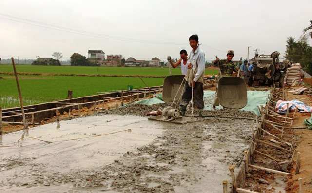 Làm mới 1,2 km đường giao thông trục thôn, nội đồng đạt tiêu chí NTM.