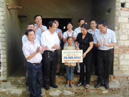 Đảng ủy khối các cơ quan cấp tỉnh, hỗ trợ xây nhà tình nghĩa cho gia đình người có công.