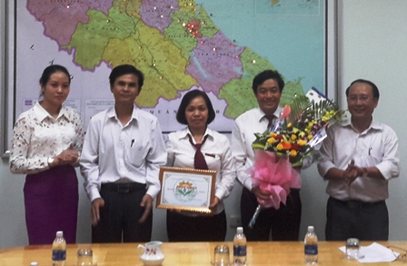 Đồng chí Trần Huy Oánh, Phó Giám đốc Sở Nông nghiệp và PTNT, Phó Chánh Văn phòng Thường trực Văn phòng Điều phối NTM tỉnh chúc mừng Ngân hàng Nông nghiệp và PTNT chi nhánh Hà Tĩnh