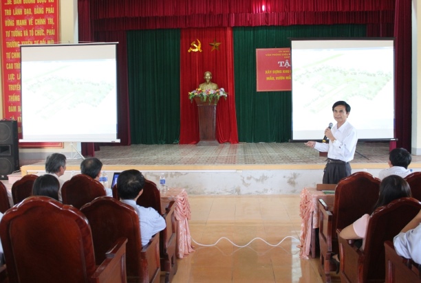 Đ/c Trần Huy Oánh - Phó Giám đốc Sở Nông nghiệp và PTNT, Phó Chánh Văn phòng Điều phối NTM tỉnh tư vấn thiết kế vườn mẫu