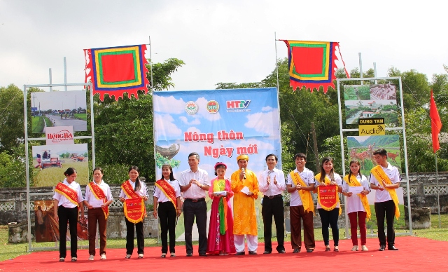 Ban tổ chức trao giải nhất cho đội Thạch Trị