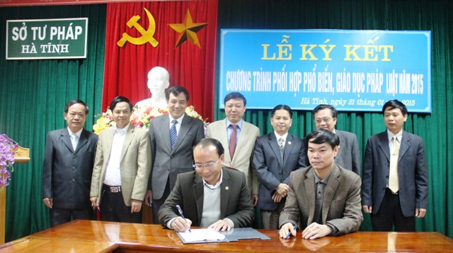 Đ/c Nguyễn Thanh Hải, Phó Giám đốc Sở Tư pháp Hà Tĩnh và đ/c Ngô Đình Long, Phó chánh Văn phòng điều phối NTM tỉnh ký kết chương trình phối hợp tuyên truyền, phối biến, giáo dục chương trình xây dựng NTM năm 2015.