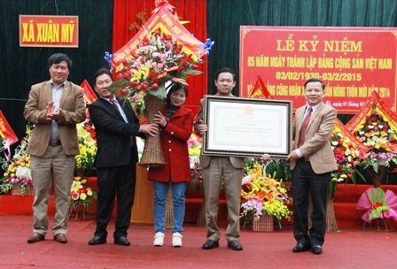 Đồng chí Hà Văn Châu, Bí thư huyện uỷ- Chủ tịch HĐND huyện; Đặng Văn Tính, chủ tịch UBND huyện trao Bằng công nhận đạt chuẩn NTM cho xã Xuân Mỹ.
