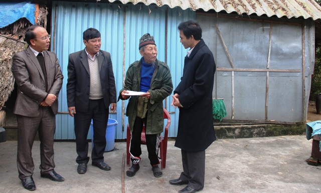 Lãnh đạo Văn phòng Điều phối thăm và tặng quà hộ ông Đặng Cơ xã Thạch Kênh