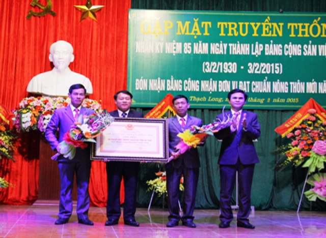 Đồng chí Trần Huy Oánh, Phó Giám đốc Sở Nông nghiệp và Phát triển nông thôn, Phó chánh Văn phòng Thường trực Văn phòng Điều phối Chương trình nông thôn mới tỉnh trao bằng đạt chuẩn nông thôn mới cho xã Thạch Long